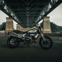 Las Ducati Scrambler 1100 esperan dos hermanas con apellido 'Pro' que aparecen de refilón en este teaser