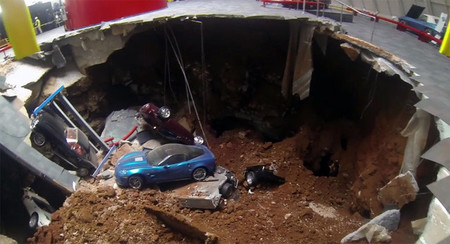 Dolorpasión™: El suelo se traga ocho Corvette en el National Corvette Museum