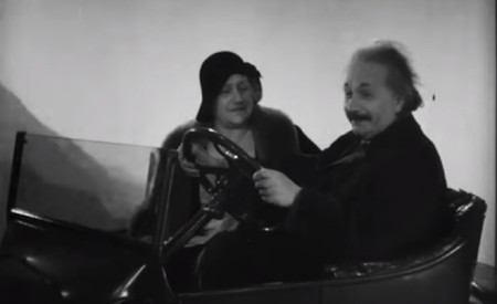 El día que Albert Einstein 'condujo' un coche a través de las nubes sin tener carnet