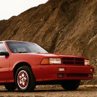 El Spirit R/T fue la gran hazaña de Chrysler en los 90: tenía motor desarrollado con Lotus e hizo sudar a varios deportivos en el mundo