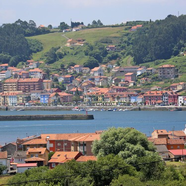 Este curioso pueblo de Asturias está lleno de casas señoriales entre acantilados y tiene una piscina natural