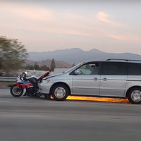 ¡Increíble! Embiste a una moto con su coche y se da a la fuga arrastrándola y echando chispas como en una película de acción