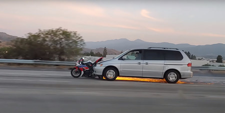 ¡Increíble! Embiste a una moto con su coche y se da a la fuga arrastrándola y echando chispas como en una película de acción