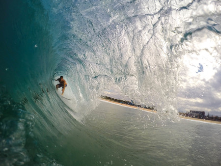 Así puedes prepararte en el gimnasio para practicar surf este verano