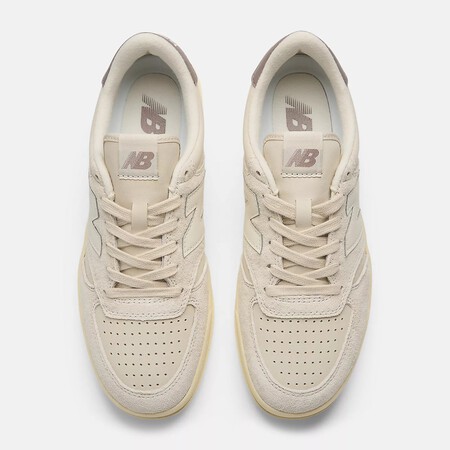 New Balance Rebaja Sus Zapatillas Color Bisque Que Son Puro Encanto Old Money Para Tus Looks De Inspiracion Colegial Para Llevar Todo El Ano