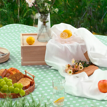 Antimanchas, resistente y de estilo andaluz: el mantel ideal para exterior que protege la mesa y suma en estilo