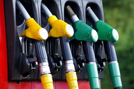 El precio del petróleo cae por el coronavirus y la guerra interna de la OPEP lo termina de hundir