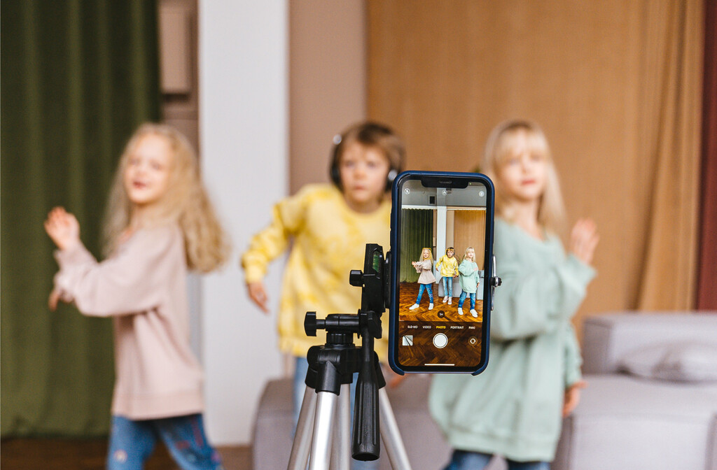 "Se acabó en España el trabajo autónomo con los menores": el Gobierno aprueba el decreto que pone límites a los 'niños influencers'
