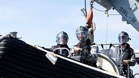 teniente de navío Nicholas Newton durante un traslado en lancha desde la fragata española Álvaro de Bazán al HMAS Sydney,