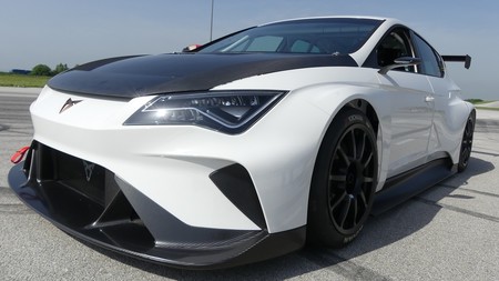Cupra Eracer Se Deja Ver En Pista 1