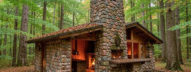 A impressionante história do homem que abandonou a tecnologia moderna para erguer uma casa de pedra na floresta usando apenas as mãos e ferramentas primitivas 