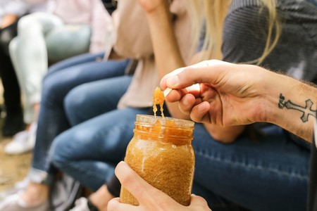 Usar aceite de oliva, crema Nivea con mercromina... Todas las locuras que no debes hacer para broncearte (y por qué son peligrosas para tu salud)