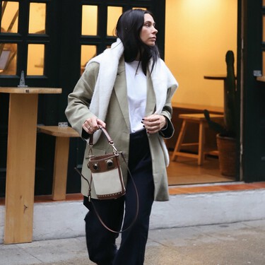 Las nuevas zapatillas Puma 'para todo' en color oliva que salvan el invierno: sirven hasta para looks de oficina