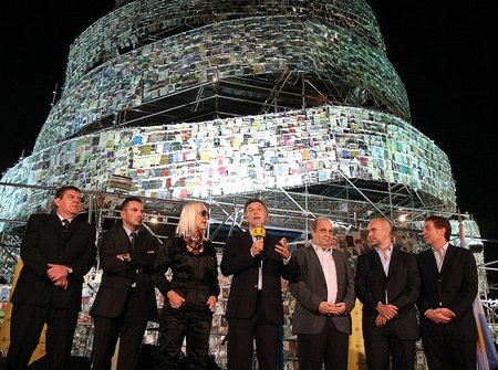 Una Torre de Babel hecha de libros se alza en Buenos Aires