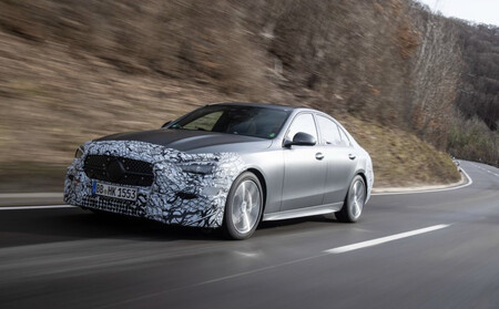 El Mercedes-Benz Clase C de nueva generación está por presentarse, pierde camuflaje y confirma sólo motores de 4 cilindros