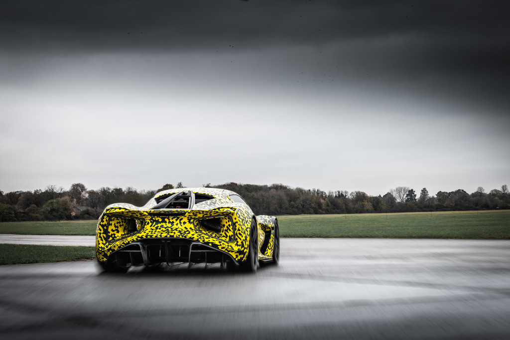 Lotus Evija desboca sus 1,973 caballos de fuerza en una pista (video)