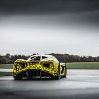 Lotus Evija desboca sus 1,973 caballos de fuerza en una pista (video)