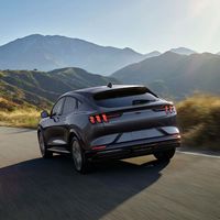 El Ford Mustang Mach-E seguirá siendo un SUV eléctrico que podrá rugir como un Mustang de gasolina... pero sólo en el interior