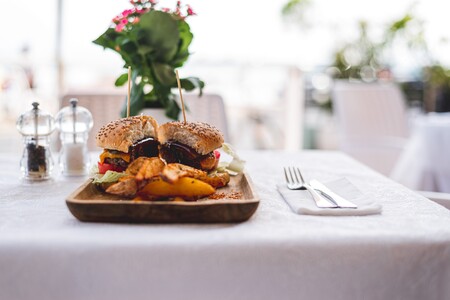 Comer con frecuencia comidas preparadas fuera de casa se asocia con mayor riesgo de mortalidad, según un reciente estudio