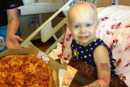 Unas pizzas para hacer feliz a una niña enferma, y hacerle sentir 'que es como los demás'