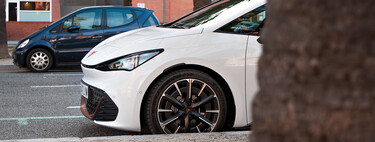 No tengo donde cargarlo, pero quiero un coche eléctrico. Así es cargar sin plaza de parking