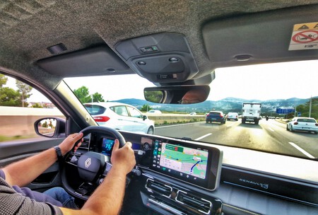 Renault 4 E-Tech eléctrico en la autovía