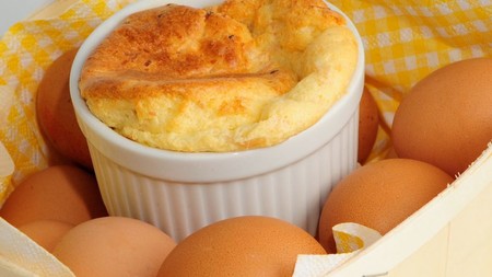Soufflé de huevos con tocino y queso. Receta fácil para el desayuno