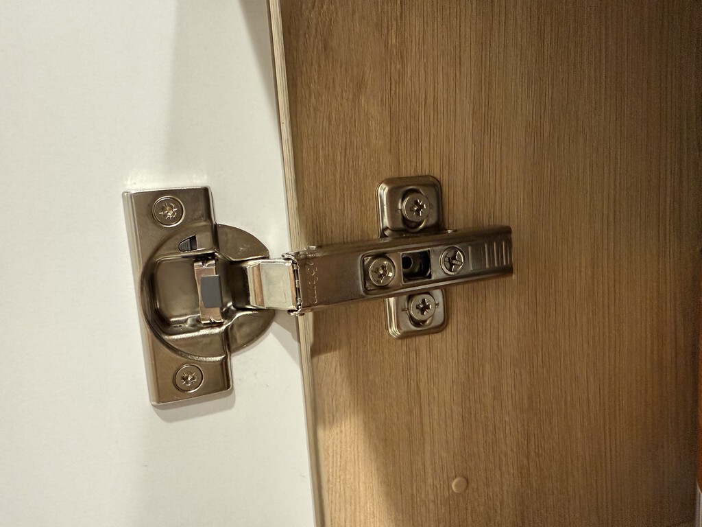 No sabía para qué servía este tornillo de la bisagra del armario… hasta que me solucionó un gran problema