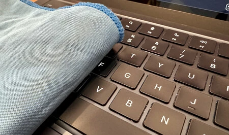 「テカリ効果」は完全に消えることはありませんが(キーの下の汚れも軽減されます)、この布を使用するとキーボードの外観が大幅に向上します。