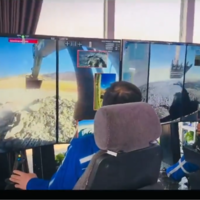 Parece que tu padre y tu tío se han gastado el dinero de las vacaciones en un setup gamer, pero son trabajadores chinos operando excavadoras a miles de kilómetros