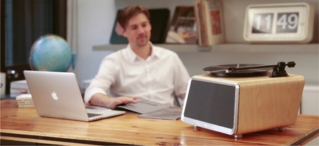 Seed, un reproductor de vinilos con sistema de amplificación y altavoces incorporados