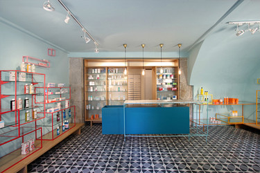 Espacios para trabajar: La farmacia de los Austrias, diseñada para no parecer una farmacia 
