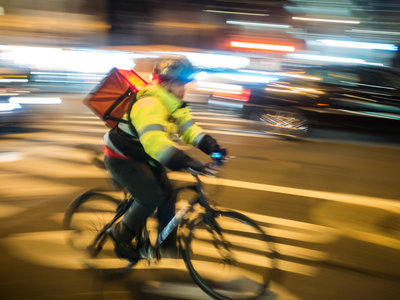 Glovo pagará 23.000 euros a la familia del repartidor fallecido pese a no formar parte de su flota, y surgen más dudas sobre su modelo