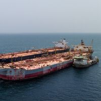La ONU ha empezado a desactivar la "mayor bomba de relojería del planeta": el petrolero abandonado del Mar Rojo