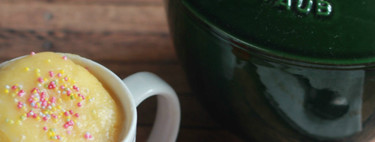 Mug cake de yogur ideal para desayunos y meriendas. Receta