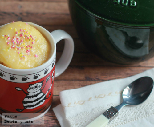 Mug cake de yogur ideal para desayunos y meriendas. Receta