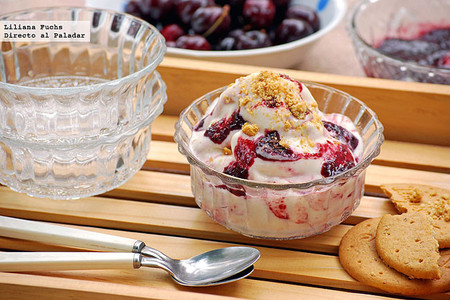 Helado de tarta de queso con cerezas. Receta