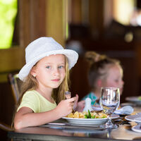10 juguetes pequeños para llevar en el bolso y entretener a los niños en un restaurante
