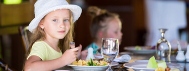10 juguetes pequeños para llevar en el bolso y entretener a los niños en un restaurante