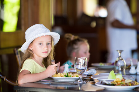 10 juguetes pequeños para llevar en el bolso y entretener a los niños en un restaurante