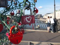 Candados del amor en un puente de Moscú