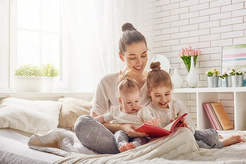 Leer en voz alta a tus hijos tiene grandes beneficios para su desarrollo socio-emocional