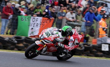 Dos meses de baja para Eugene Laverty por fractura de pelvis tras el choque con Torres en Tailandia