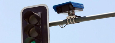 Reconocimiento de matrículas y algoritmos de IA en un único dispositivo para multar velocidad, cinturón, giros indebidos, ITV y seguro: el radar 8 en 1 ya está en España