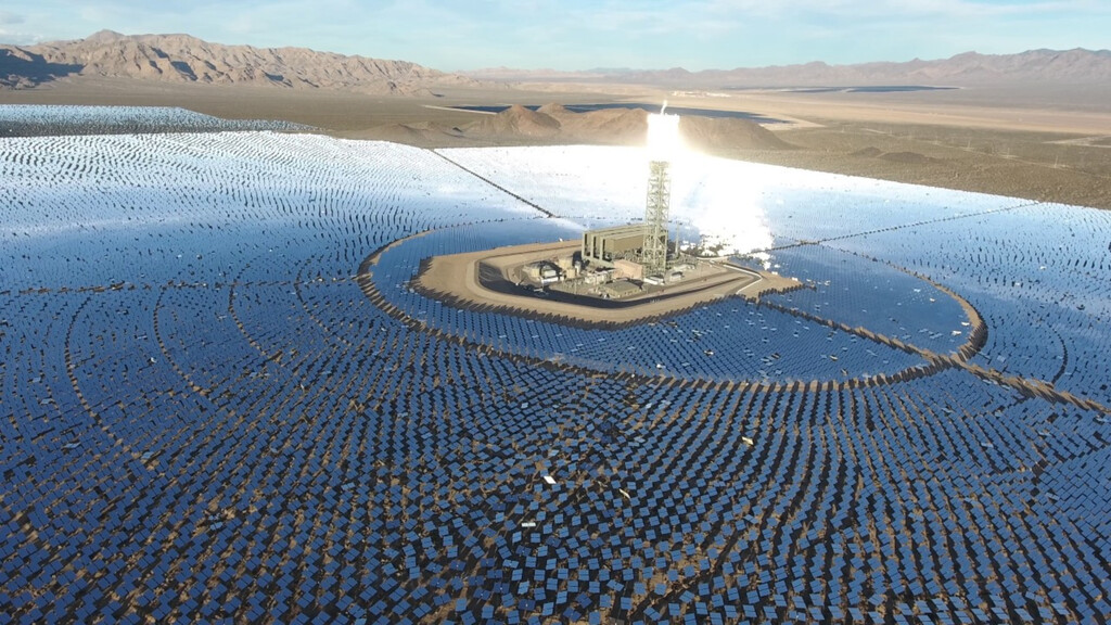 Se inauguró en 2014 como toda una proeza de la energía termosolar. Ahora cierra y será recordada por incendiar a los pájaros 