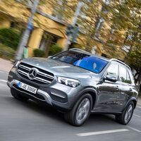 El cambio de aceite más caro de la historia: llevó su Mercedes al taller y acabó con un agujero en el motor y una factura de 40.000 dólares 