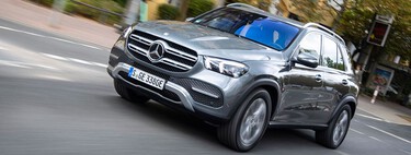 El cambio de aceite más caro de la historia: llevó su Mercedes al taller y acabó con un agujero en el motor y una factura de 40.000 dólares 