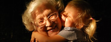 "Ver a mi abuela me da la vida", y a ella también: un nuevo estudio demuestra que visitar a familia y amigos alarga y mejora la vida