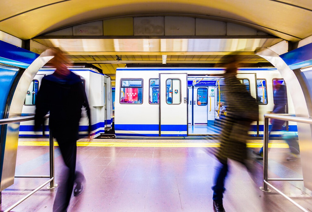 Las ayudas al transporte público tendrán otra oportunidad en 2024. De momento no han servido para reducir el tráfico 