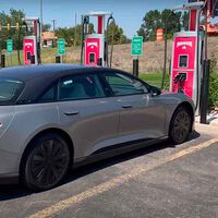 Con este coche eléctrico podrías ir de Madrid a Bilbao y volver sin parar a recargar. Lo ha demostrado con esta prueba en carretera